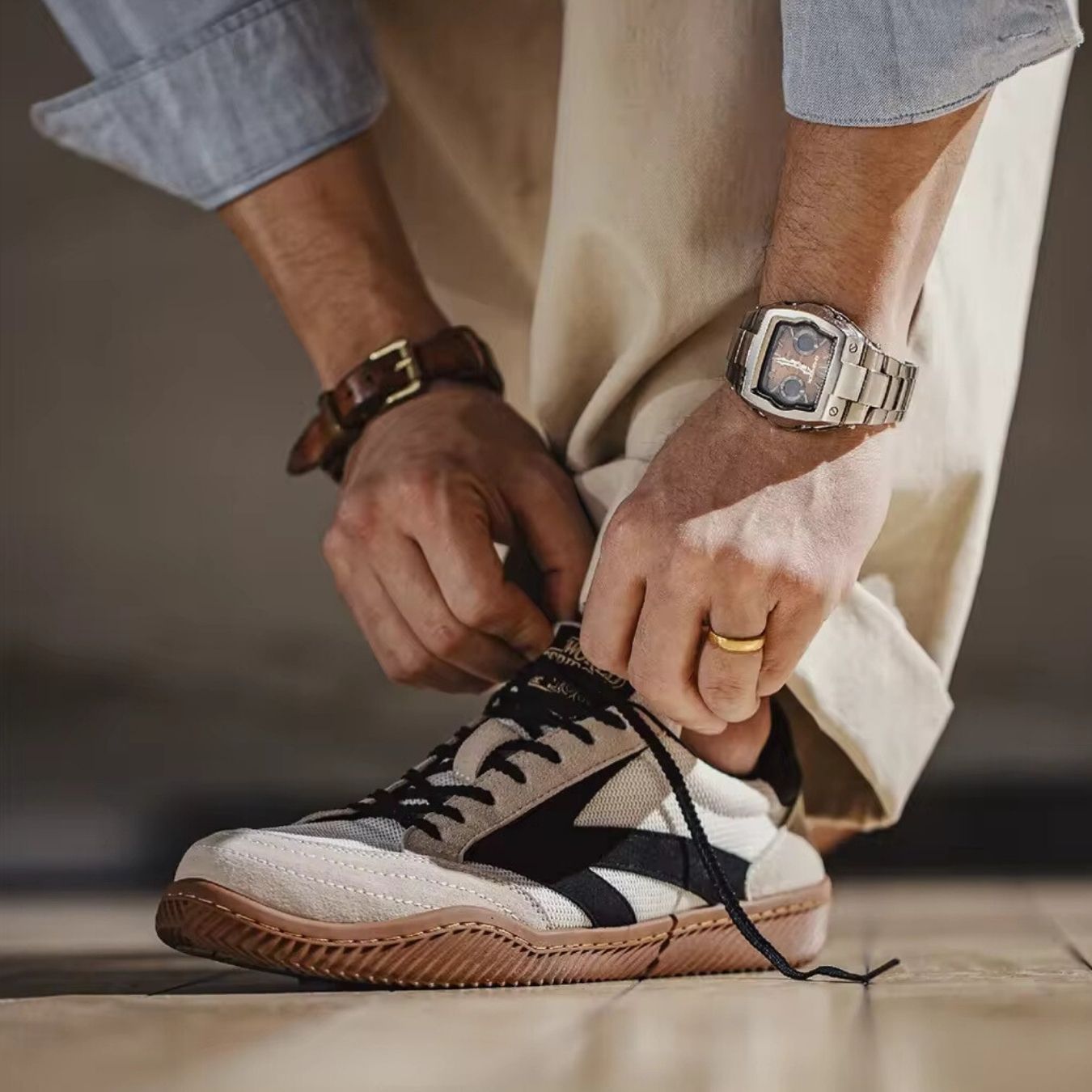Lost Laces 01 Trendy Sporty Beige, Black Low Top Lace up men's women's casual urban stylish everyday sneakers with comfort padded and breathable features for utmost comfort tried on with men chinos khakis for a work/office look